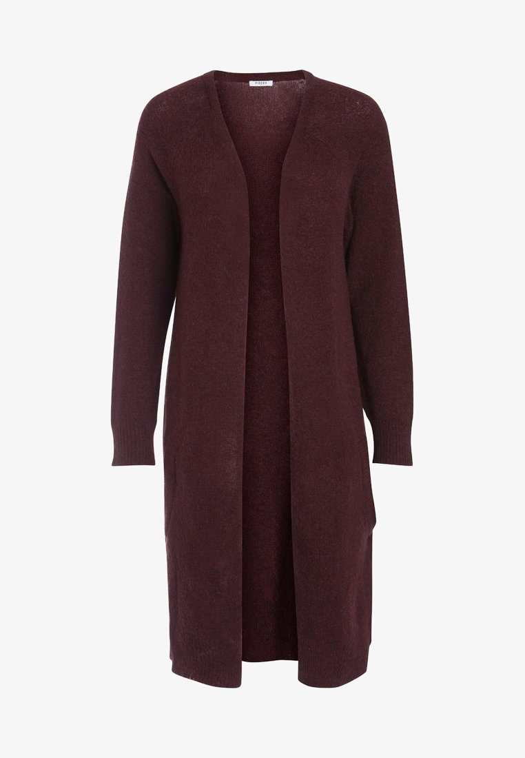 Cardigan long, à ouverture frontale, de couleur bordeaux foncé, manches longues, en maille douce, avec une étiquette "Pieces" au niveau du col.
