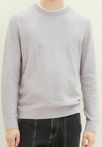 Maglione grigio chiaro strutturato con un motivo a rete, colletto a girocollo ribattuto e polsini. Vestibilità casual, con orlo inferiore leggermente svasato e maniche lunghe.