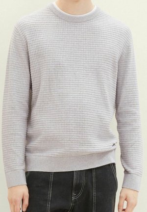 Maglione grigio chiaro strutturato con un motivo a rete, colletto a girocollo ribattuto e polsini. Vestibilità casual, con orlo inferiore leggermente svasato e maniche lunghe.