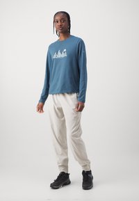 Columbia RUBY SPRINGS™ GRAPHIC TEE - Top dugih rukava - everblue
