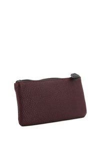Borsa in pelle bordeaux con una superficie texturizzata, dotata di una chiusura con zip nera e di un piccolo dettaglio hardware rotondo sulla parte superiore.