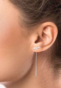 Silberne Tropfohrringe mit einem Stabdesign, das zwei zentrale Steine, eine dünne Kette und einen geraden Stababfall umfasst. Glatte metallische Textur.