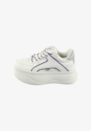 Witte platform sneaker met paarse accenten, gestructureerde zool en glinsterend detail op de hiel. Beschikt over vetersluiting en een afgerond ontwerp.