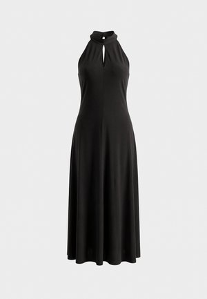 Μαύρο φόρεμα χωρίς μανίκια, halter, με ντεκολτέ σε σχήμα κλειδιού και φούστα midi με φτερά, σε λευκό φόντο.