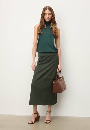 Roheline kootud varrukateta top, oliivroheline pliiatsseelik, pruun käekott ja beež kiilkontsaga sandaalid. Sile kangas, vormis lõige, lõdvestunud siluett.