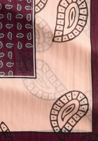 Sciarpa di seta in rosa chiaro e bordeaux, con motivi paisley in marrone scuro e dettagli bianchi. Tessuto testurizzato con finitura liscia.