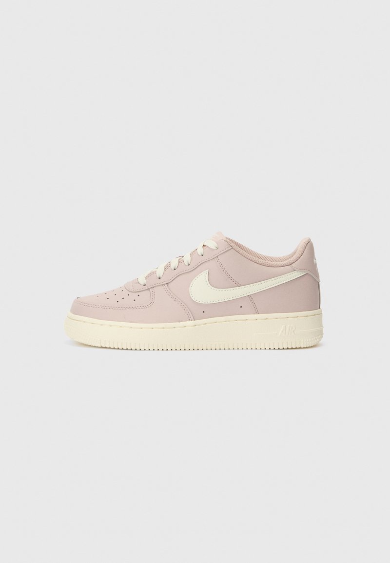 Lys rosa lær sneakers med kremfargede detaljer og en teksturert gummisåle. Har perforeringer på tåen, snøring, og logo detalj.