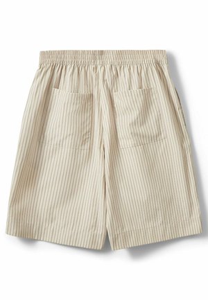 Bež šorc s tankim okomitim smeđim prugama, elastičnim pojasom i dva četvrtasta stražnja džepa na bijeloj pozadini.