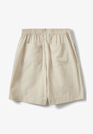 Beežid lühikesed püksid õhukeste vertikaalsete pruunide triipudega, elastse vöökohaga ja kahe ruudukujulise tagataskuga valgel taustal.