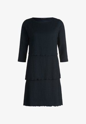 Robe en tissu noir texturé avec manches trois-quarts, détail jupe à couches et encolure ronde.