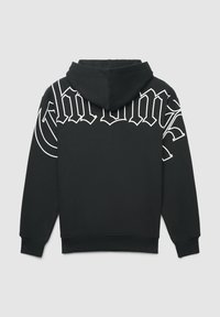 Felpa nera con cappuccio, caratterizzata da un grande testo in stile gotico bianco sulla parte superiore della schiena e sulle maniche.