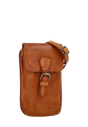 Tan leren tas met een klep sluiting, metalen gesp accent en een ritszak aan de zijkant. Heeft een gladde textuur en gestikte randen.