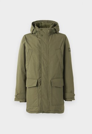 Casaco de inverno acolchoado verde-oliva com capuz, fecho frontal com zíper e botões de pressão, dois bolsos no peito, dois bolsos de aba e punhos ajustáveis.