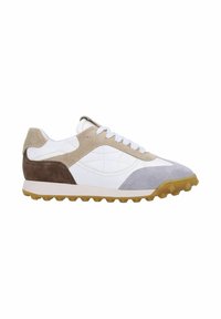 Le sneakers presentano un mix di pelle bianca e accenti in suede beige, grigio e marrone, un collare imbottito, lacci bianchi e una suola in gomma texturizzata.
