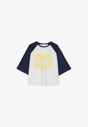 Biele a námornícke tričko s raglánovými rukávmi so žltým číslom 23 a malými hviezdičkami na prednom strede.