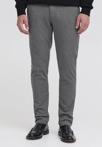 Halliks, valmistatud struktureeritud kangast, slim fit disainiga, lamedate esiosadega, küljetaskudega ja kantud mustade nahast loafers-ideks.