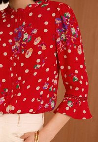 Love & Roses SCALLOP PINTUCK FLUTE SLEEVE  - REGULAR FIT - Camicetta - red floral