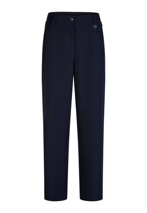 Marineblaue gerade geschnittene Hose mit Knopf- und Reißverschluss, Gürtelschlaufen und einem kleinen silberfarbenen herzförmigen Anhänger nahe dem Bund.