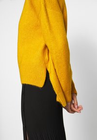 KIOMI Stickad tröja - yellow