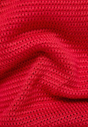 Roter gestrickter Stoff mit einer Netztextur, die ein lockeres Gewebe zeigt. Helle Farbe und weiches Material, ideal für atmungsaktive Kleidung.