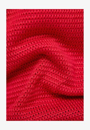 Roter gestrickter Stoff mit einer Netztextur, die ein lockeres Gewebe zeigt. Helle Farbe und weiches Material, ideal für atmungsaktive Kleidung.