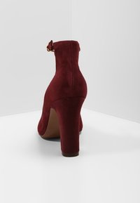 L’Autre Chose Lodičky na vysokém podpatku - bordeaux