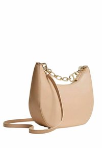 Borsa a spalla in stile hobo in morbida ecopelle beige chiaro con texture liscia. Elementi in metallo dorato impreziosiscono la parte superiore, con un'unica tracolla.