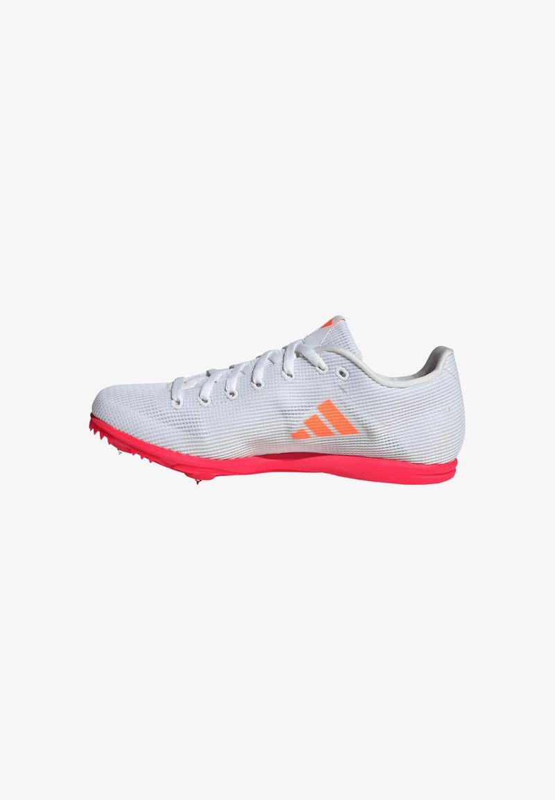 Chaussure de sport légère en mesh blanc avec une finition texturée. Elle présente une semelle et des accents roses, avec des détails de logo orange sur le côté.