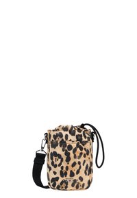 Borsa a tracolla con stampa leopardata in beige e nero, realizzata in tessuto morbido, con chiusura a coulisse, tracolla regolabile e dettaglio del logo in argento.
