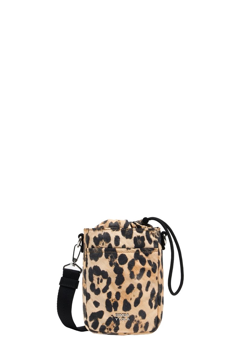 Beige ja must leopardimustriga õlakott, valmistatud pehmest kangast, millel on paelaga sulgemine, reguleeritav rihm ja hõbedane logo detail.