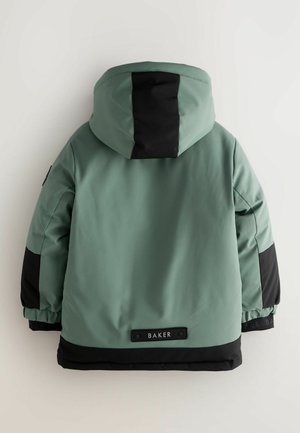 Grüne wasserdichte Jacke mit einer schwarzen Kapuze und Ärmeln, ausgestattet mit elastischen Bündchen und einem Label am Saum. Glatte Textur, zeitgemäßes Design.