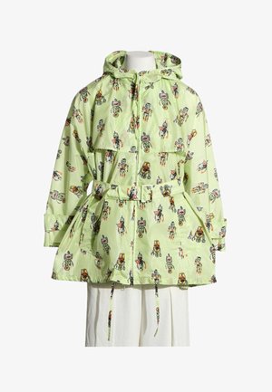 Impermeable verde claro con capucha y estampados de robots, cintura con cinturón, cremallera frontal y puños ajustables en un maniquí blanco.