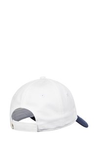 Gorra de algodón blanco con visera en azul marino, que presenta un diseño bordado, correa trasera ajustable y ojales para ventilación.