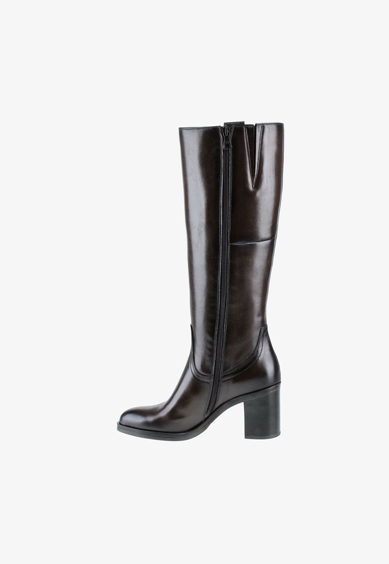 Botte en cuir noire montant jusqu'au genou avec talon bloc, fermeture éclair latérale et découpe en forme de V en haut de la tige.
