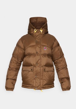 Doudoune marron avec capuche, dotée de cordons de serrage jaunes, de boutons-pression à l'avant, de deux poches latérales et d'un patch logo sur la poitrine.