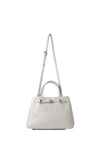 Sac à main en cuir blanc avec motif texturé, deux poignées, bandoulière réglable et sangle décorative avec boucle sur le devant.