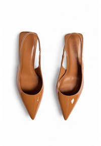 Musta kiiltävä nahkainen slingback-korkokenkä, jossa on terävä kärki ja minimalistinen muotoilu. Sileä pinta, jossa on hienovarainen kiilto, avonaisella kantapäällä.