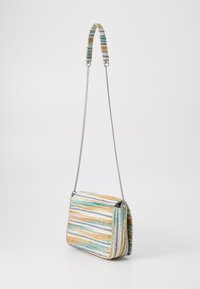Crossbody-veske laget av vevd stoff i flerfargede striper (blå, oransje og hvit) med en metallkjede-stropp og lås med klemmemekanisme.