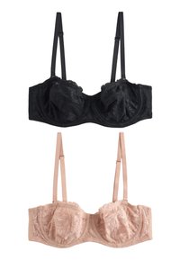 Dvije grudnjake: crni čipkasti s žicom i mašnama, te boje kože od čipke s cvjetnim uzorcima. Oba imaju podesive naramenice i strukturirani dizajn.