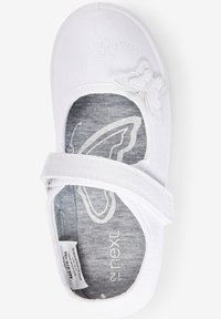 Weiße Leinenschuhe mit Schmetterlingsstickerei, flaches Design und Klettverschluss. Die graue Innensohle hat ein Schmetterlingsmuster.