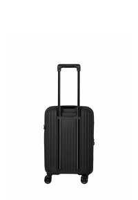 Valise noire à coque rigide avec texture rainurée verticale, poignée rétractable et quatre roues pour la mobilité. Équipée de fermetures éclair et de poignées.