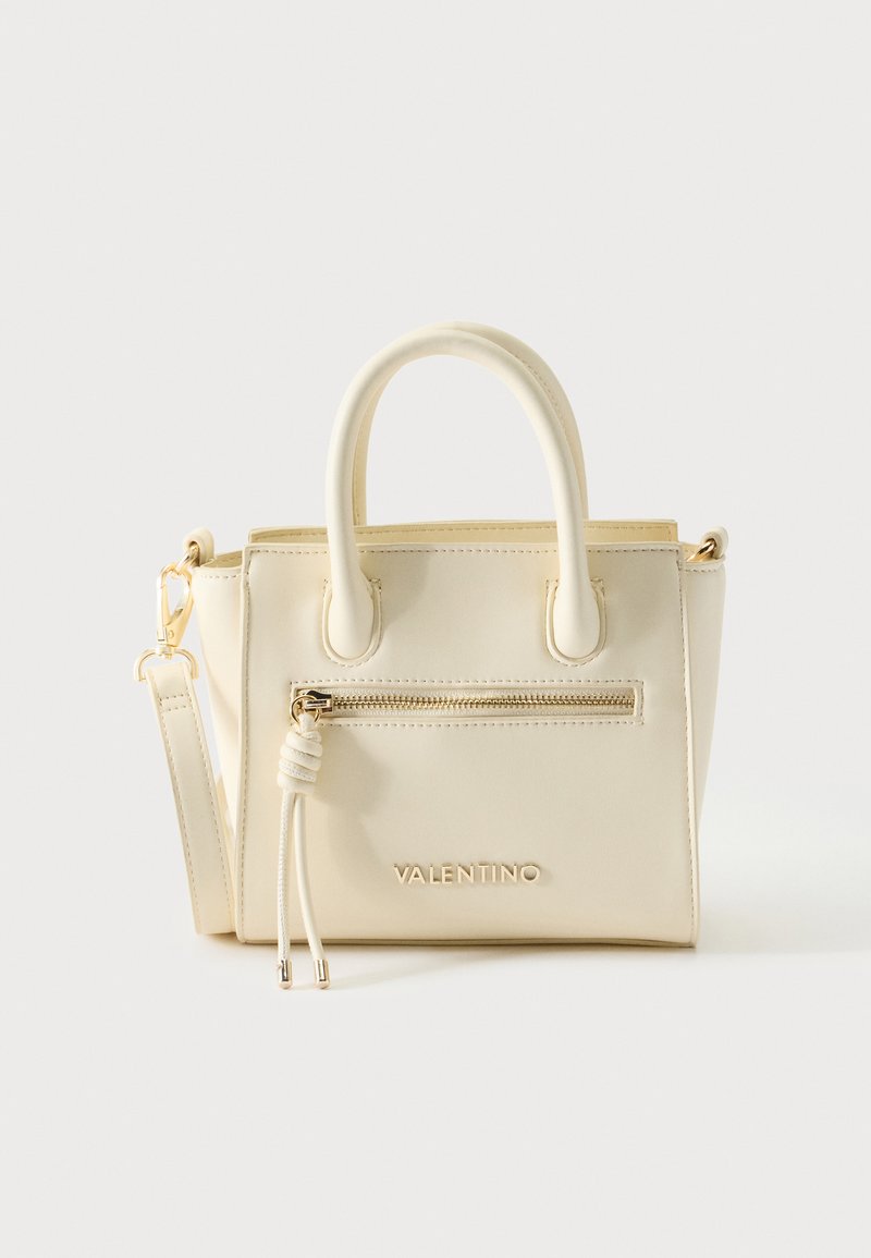 Τσάντα Valentino σε κρεμ χρώμα με δύο χερούλια, μπροστινή τσέπη με φερμουάρ, χρυσά μεταλλικά μέρη και προσαρτημένο λουρί ώμου σε ουδέτερο φόντο.