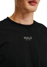 HALO GRAPHIC BOXY - T-shirt med print - black seneca rock
