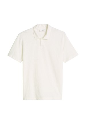 Schlichtes weißes Polohemd mit kurzen Ärmeln, Kragen und Knopfleiste mit zwei Knöpfen, auf weißem Hintergrund dargestellt.