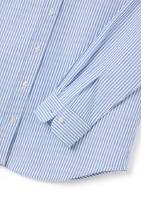 Camicia blu e bianca a righe con colletto-button down, polsini a barile e orlo curvo. Realizzata in tessuto leggero con una consistenza liscia.