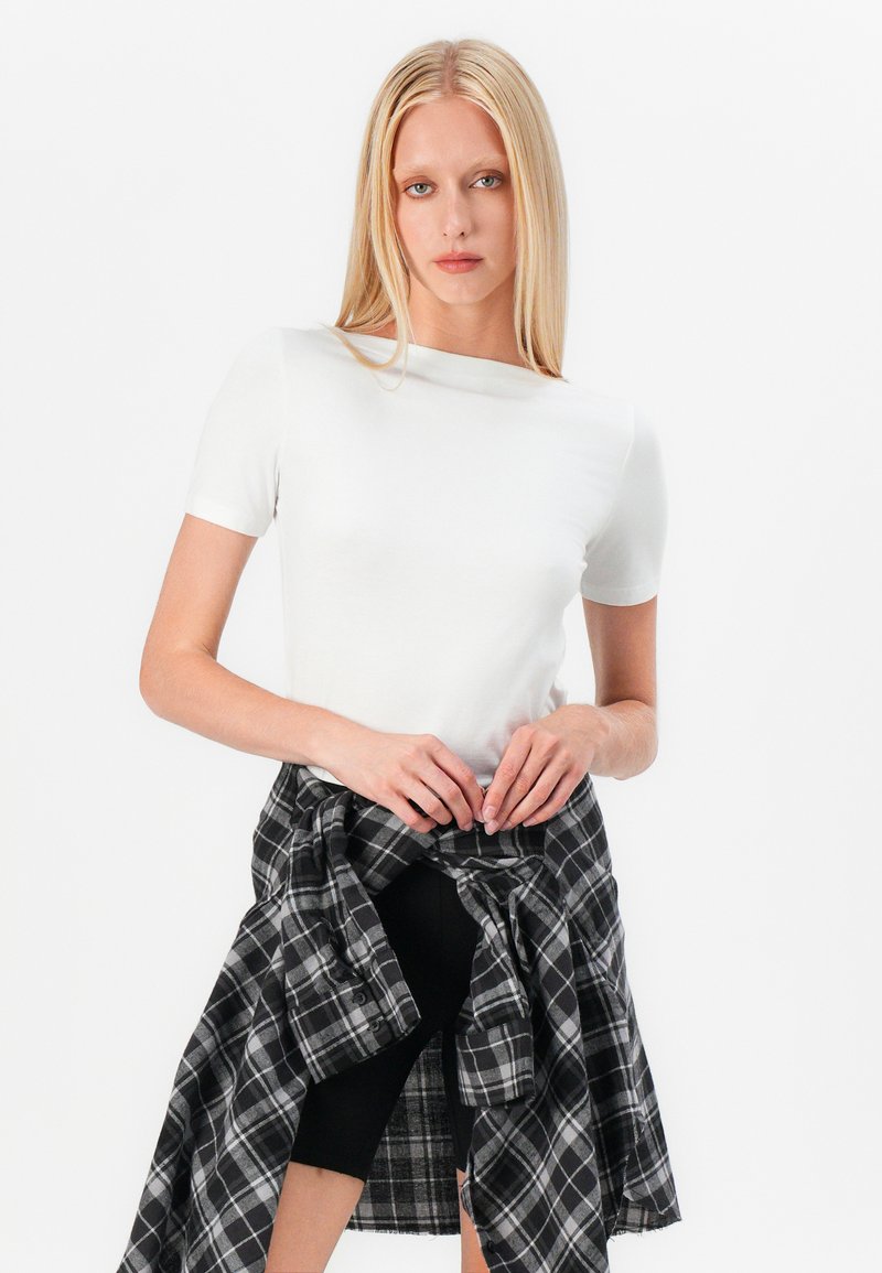 Vero Moda - Pantaloncini di jeans ampi nero slavato con risvolti | ASOS