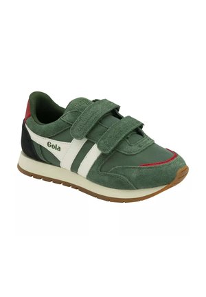 Groene en witte Gola-sneaker met dubbele klittenbandsluitingen, rode accenten op de neus en hiel, en een bruine rubberen zool.