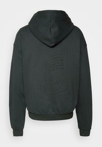 Dunkelgrauer Hoodie mit einem großen Druck eines Saftkartons auf dem Rücken, der mit "SELF LOVE JUICE" beschriftet ist; verfügt über eine Kapuze mit Kordelzug und gerippte Bündchen.