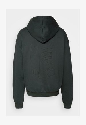 Ciemnoszara bluza z kapturem z dużym nadrukiem kartonu soku z napisem "SOK SAMOAKCEPTACJI" na plecach; posiada sznurek do regulacji kaptura oraz ściągacze przy mankietach.