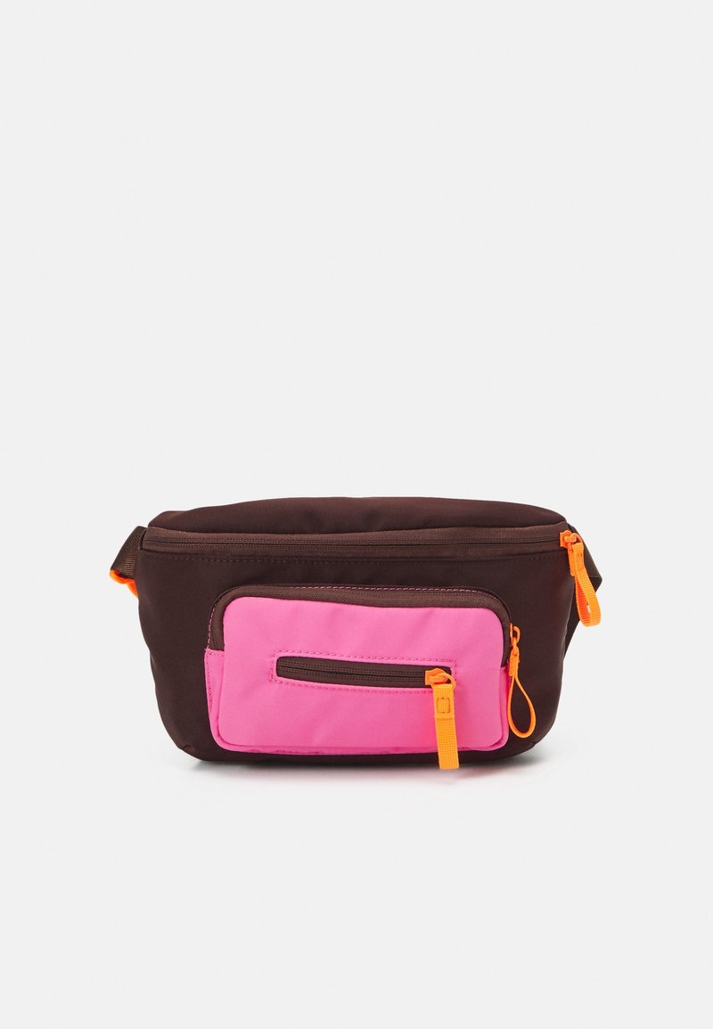 Borsa a vita in tessuto marrone con una grande tasca frontale rosa, caratterizzata da cerniere e dettagli arancioni. Il design è compatto e funzionale.